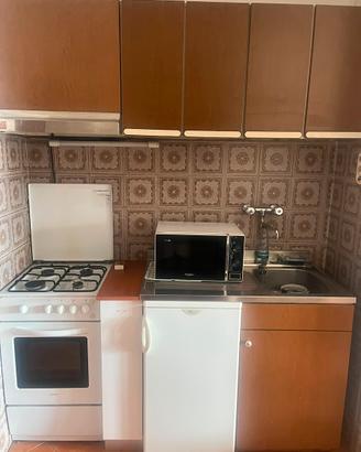 Cucina con elettrodomestici