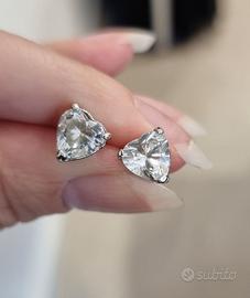 Orecchini punto luce in argento con zirconi