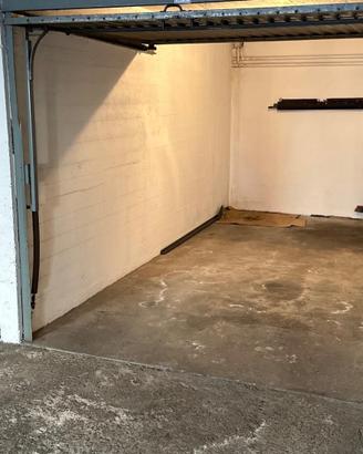 Box Garage 12 mq in Arese, posizione centrale