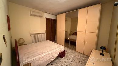 Camera da letto matrimoniale armadio a specchio