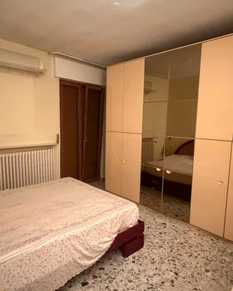 Camera da letto matrimoniale armadio a specchio