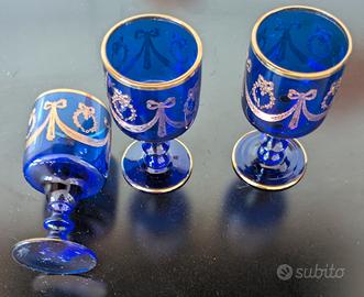 Bicchierini da shot blu con decorazioni dorate