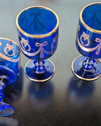 Bicchierini da shot blu con decorazioni dorate