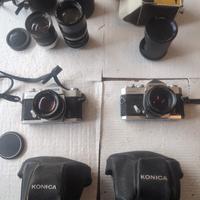 coppia di reflex konica con corredo di obbiettivi