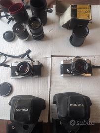 coppia di reflex konica con corredo di obbiettivi