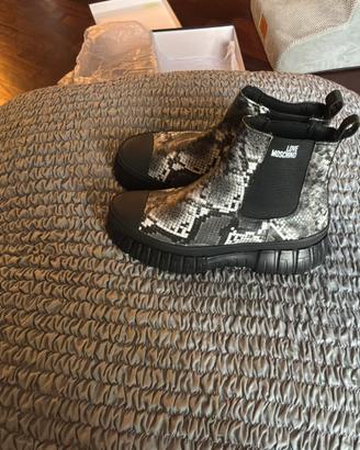 Stivaletti MOSCHINO N.39