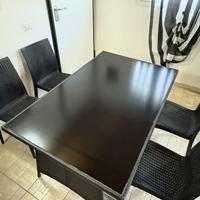 Tavolo in propilene con base in vetro