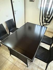 Tavolo in propilene con base in vetro