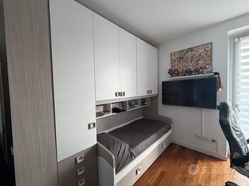 Cameretta a ponte moderna con letto singolo