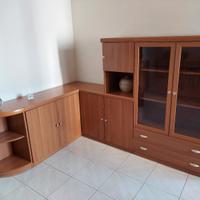 Mobile soggiorno con tavole e sedie