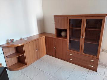 Mobile soggiorno con tavole e sedie