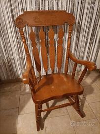 Sedia a dondolo in legno massello di noce