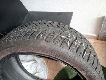 Quattro pneumatici da neve Dunlop 215 45 R18