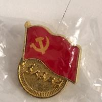 Spilla con bandiera rossa