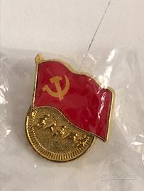 Spilla con bandiera rossa