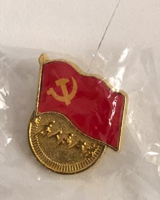 Spilla con bandiera rossa