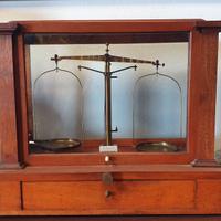 Bilancia di precisione da laboratorio antica