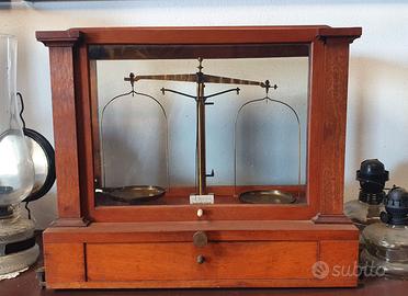 Bilancia di precisione da laboratorio antica