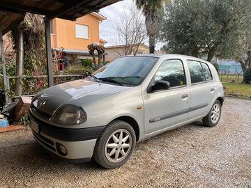 RENAULT CLIO 99’
