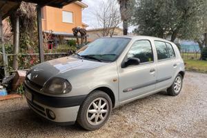 RENAULT CLIO 99’