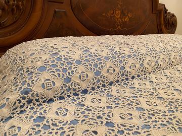 Coperta matrimoniale realizzata all'uncinetto