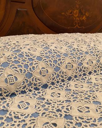 Coperta matrimoniale realizzata all'uncinetto