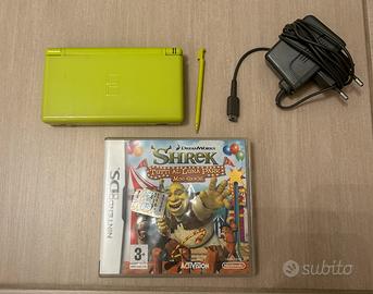 Nintendo DS lite con caricatore e un gioco