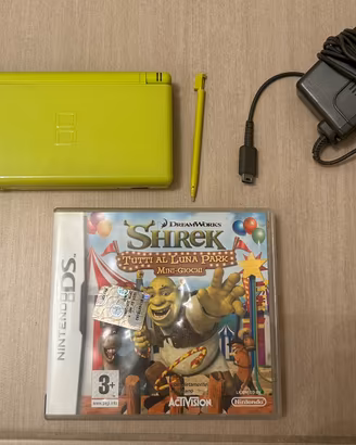 Nintendo DS lite con caricatore e un gioco