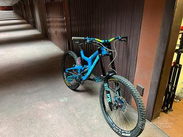 Santacruz.  V10. Carbon