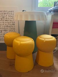 Tavolo da estreno con tre sedute a forma di tappo