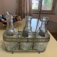 Set bottiglie vintage inglesi con supporto