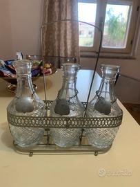 Set bottiglie vintage inglesi con supporto