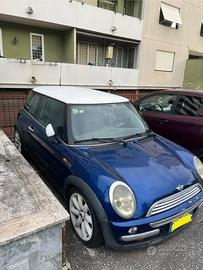 mini cooper un po’ maltrattata