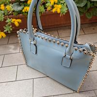 borsetta donna azzurrina con borchie dorate