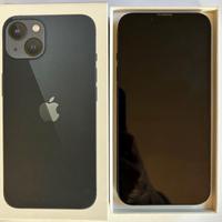 Iphone13 con auricolari e cavo di ricarica