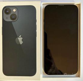 Iphone13 con auricolari e cavo di ricarica