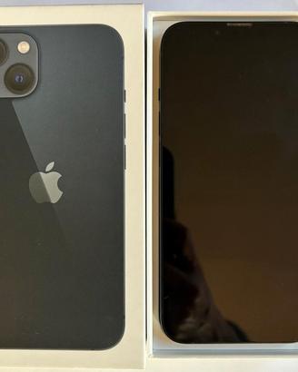 Iphone13 con auricolari e cavo di ricarica