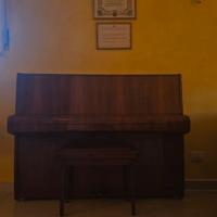 pianoforte Steinberg a muro in legno marrone