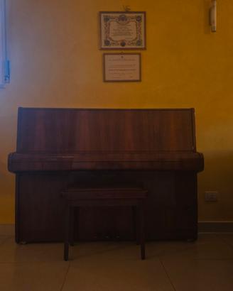 pianoforte Steinberg a muro in legno marrone