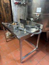 Tavoli e lavandino in acciaio inox