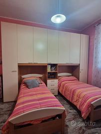 Camera da letto con 2 letti singoli e armadio a po