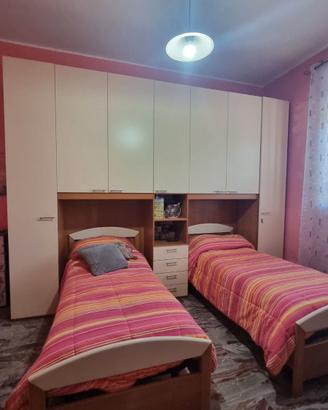 Camera da letto con 2 letti singoli e armadio a po