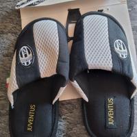 Comode ciabatte con i colori e il logo della Juven