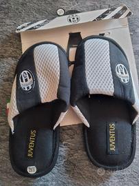 Comode ciabatte con i colori e il logo della Juven