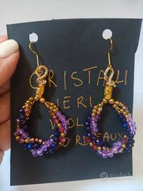 orecchini con biconi viola fucsia attorcigliati 