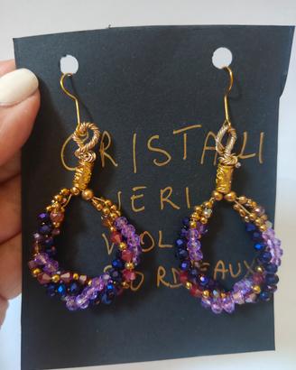 orecchini con biconi viola fucsia attorcigliati 