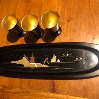 Vassoio e bicchierini in legno smaltato