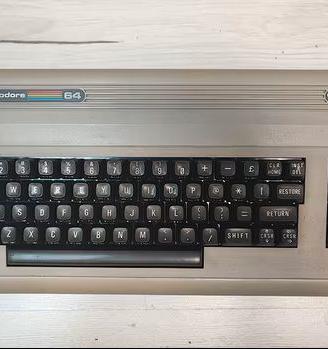 Commodore 64 funzionante, testato con Pac-Man