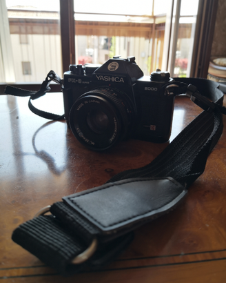 Yashica FX-3 fotocamera analogica, con obiettivo
