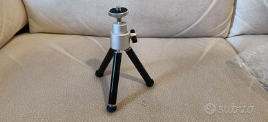 Tripod, treppiede portatile utile per fotocamere